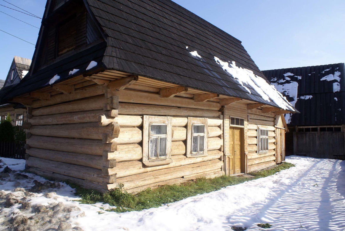 Ta małopolska wieś to żywy skansen. Kilkuset letnie chałupy wciąż zamieszkują mieszkańcy