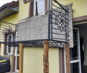 Stara Wieś. W domu jednorodzinnym URWAŁ SIĘ balkon! Trzy osoby w szpitalu