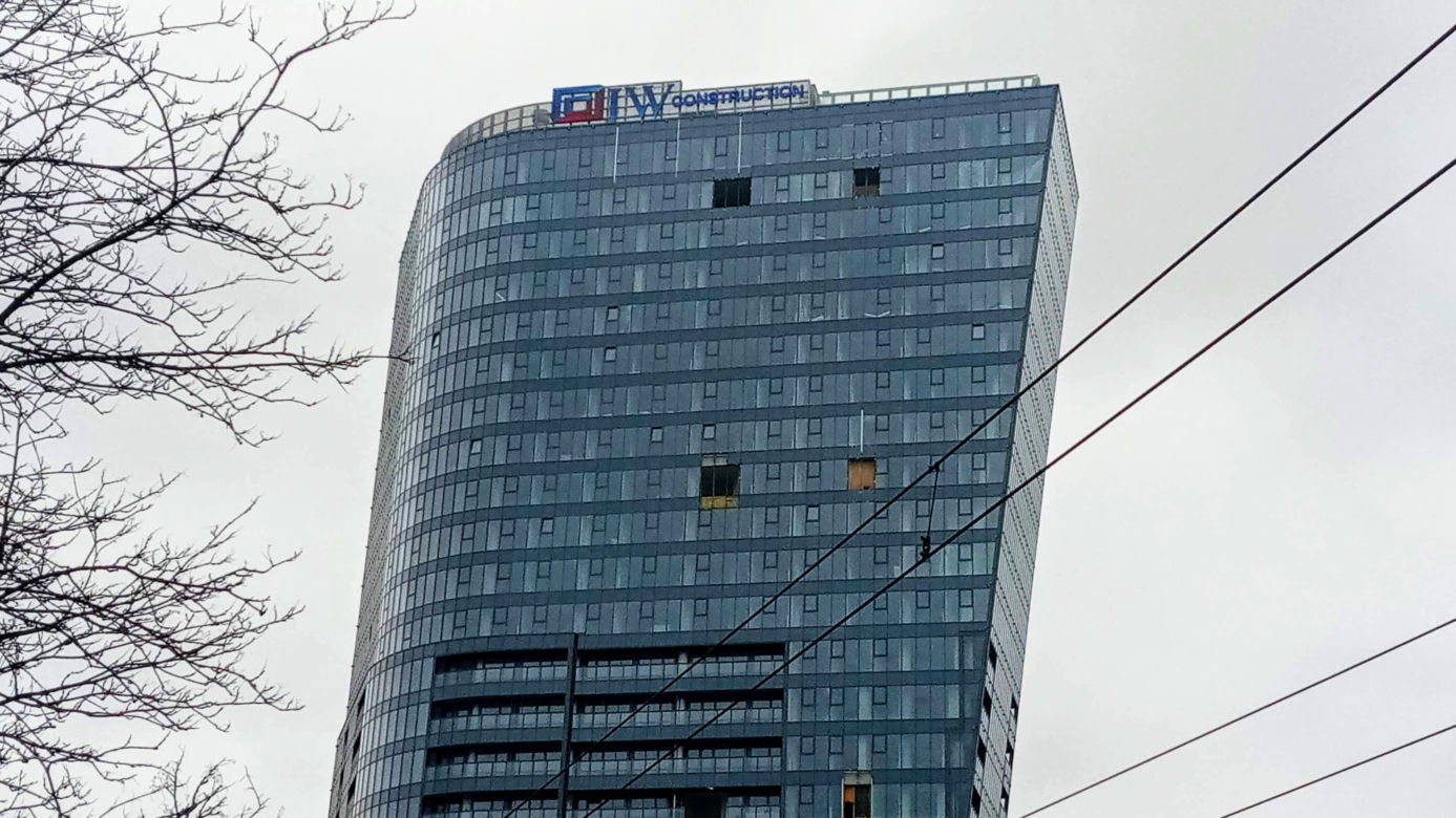 Żuraw zniknął z placu budowy Hanza Tower