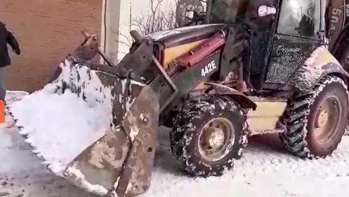 Zgarniali śnieg sprzed sklepów i zrzucali go pod nogi ludzi. "To robota głupiego"