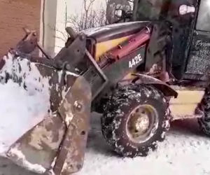 Zgarniali śnieg sprzed sklepów i zrzucali go pod nogi ludzi. To robota głupiego