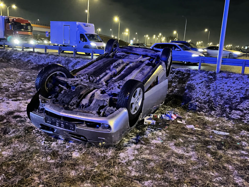 Dachował volvo na S8. Wielka akcja ratunkowa, śmigłowiec LPR zabrał rannego