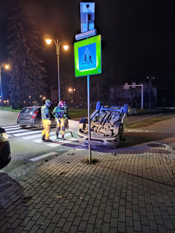 Poważny wypadek na Placu Pokoju Toruńskiego. Auto dachowało