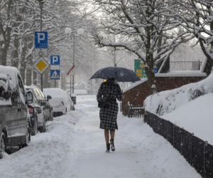 Auta ugrzęzną w śniegu, a to nie koniec! Tego dnia zima zaatakuje mocniej