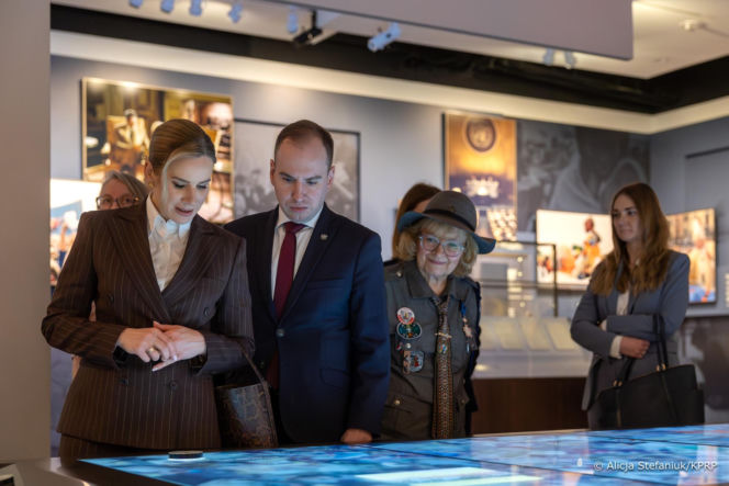 Elegancka Marta Nawrocka w USA. Postawiła na klasyki: beż i brąz. Ale to torebka robi robotę!