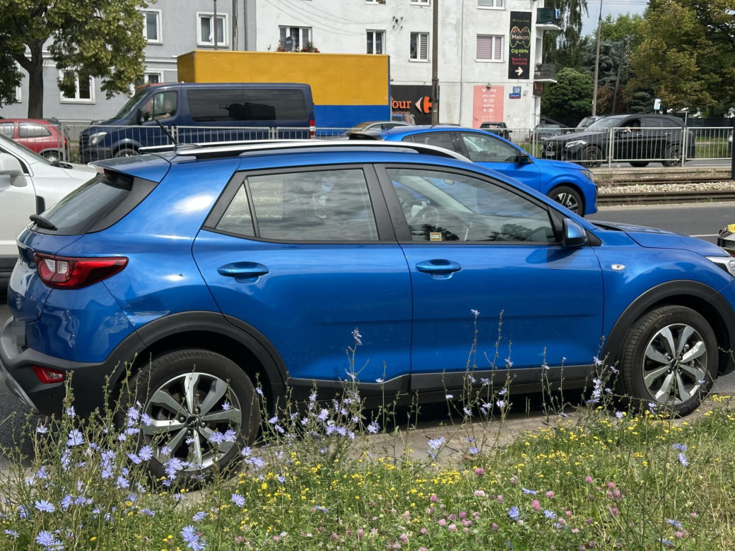 Auto wbiło się w budynek Instytutu Lotnictwa