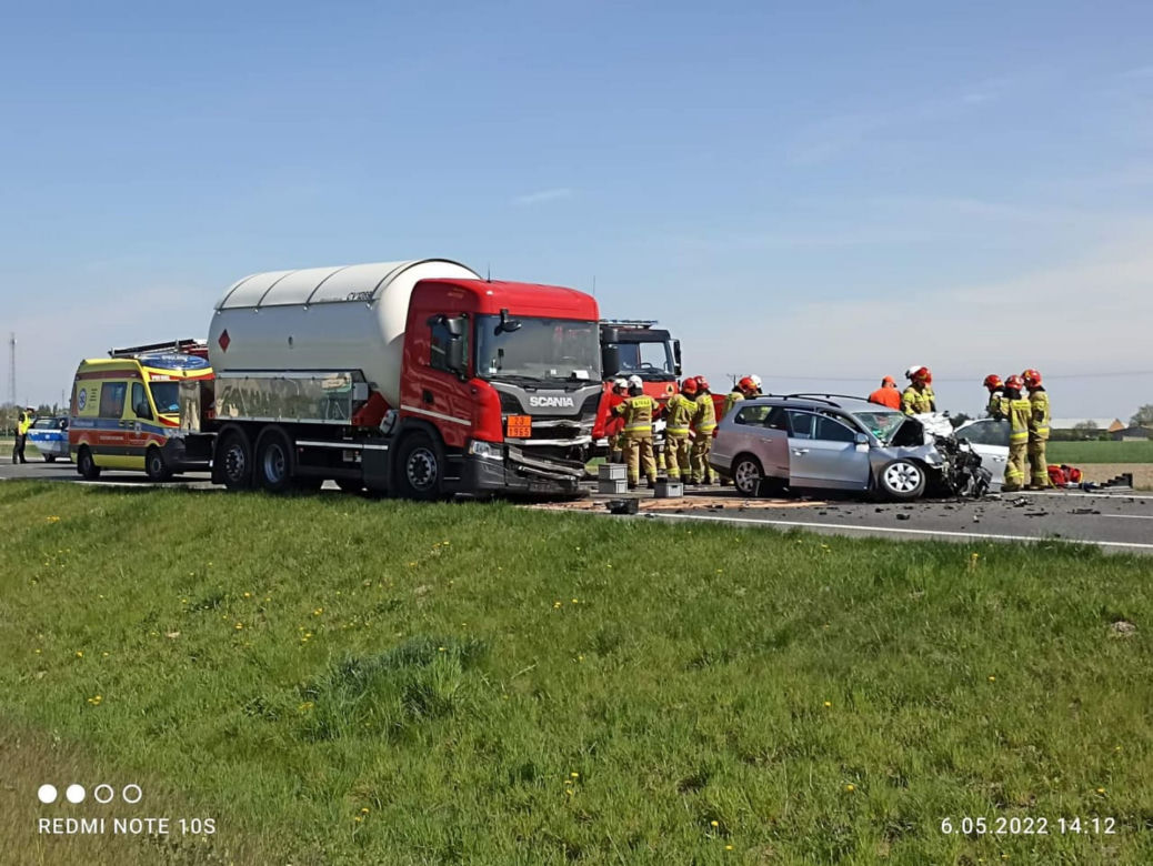 Volkswagen huknął w cysternę! 64-latek nie żyje. Fatalny wypadek na obwodnicy Kalisza [ZDJĘCIA]