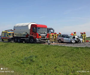 Volkswagen huknął w cysternę! 64-latek nie żyje. Fatalny wypadek na obwodnicy Kalisza [ZDJĘCIA]