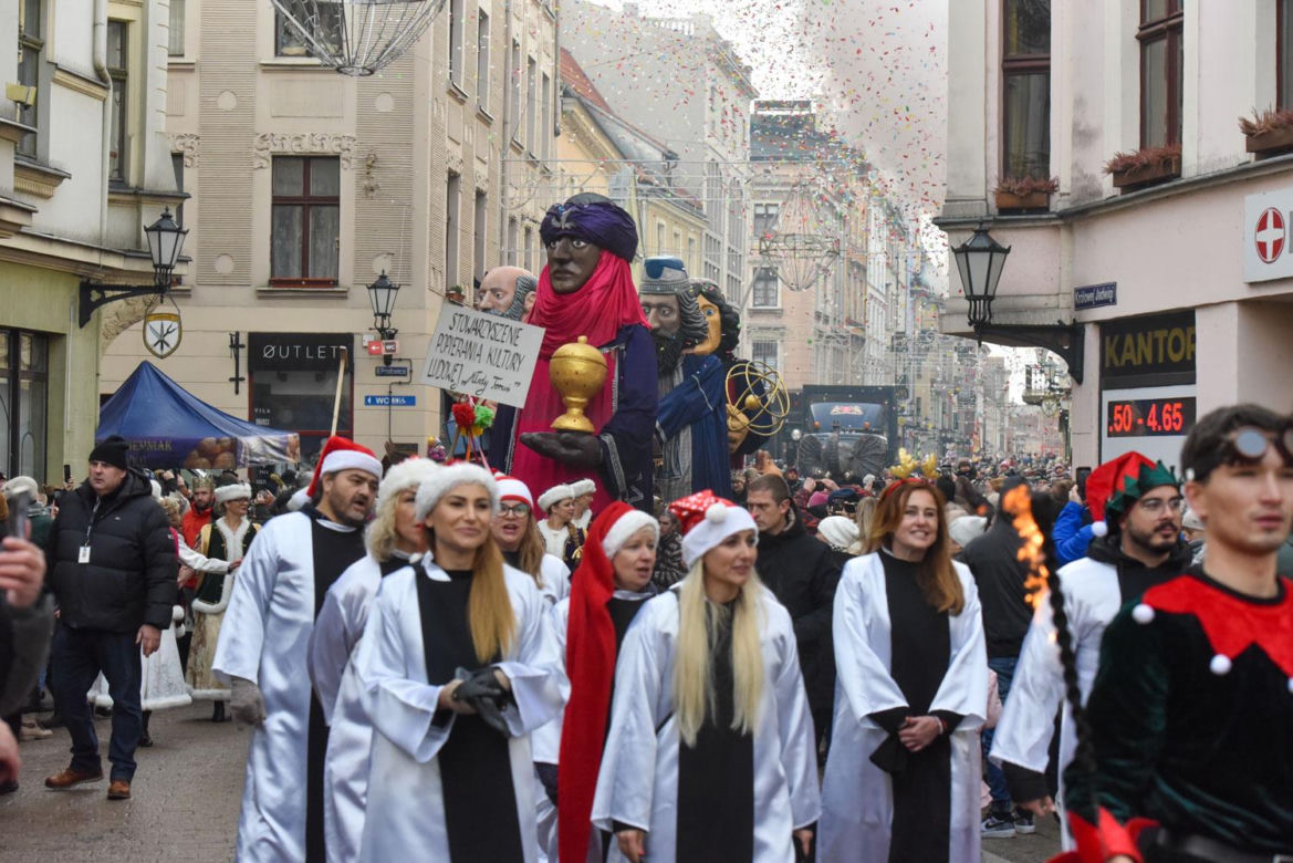Orszak Trzech Króli 2025 w Toruniu: Kopernik towarzyszył Mędrcom ze Wschodu. Zdjęcia ze starówki