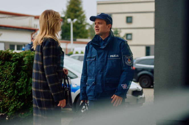 Na Wspólnej odc. 4237. Klusek (Maciej Kobiela), Jolanta (Joanna Gonschorek), Milena (Katarzyna Kwiatkowska)