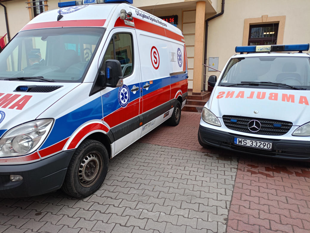 Karetki odebrali przedstawiciele OSP w Mariańskim Porzeczu i przedstawiciele Fundacji Eska Kowalscy