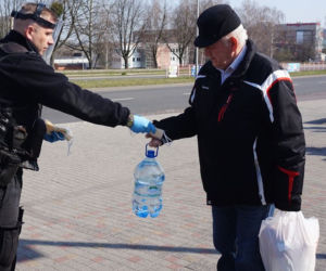 Zakrywanie twarzy OBOWIĄZKOWE! Na Śląsku strażnicy rozdają maski ZA DARMO 