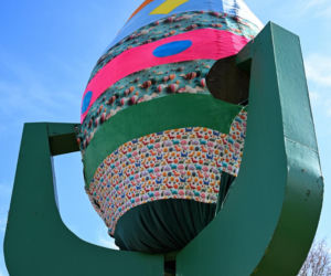 Pomnik Ziemniaka w wielkanocnej odsłonie