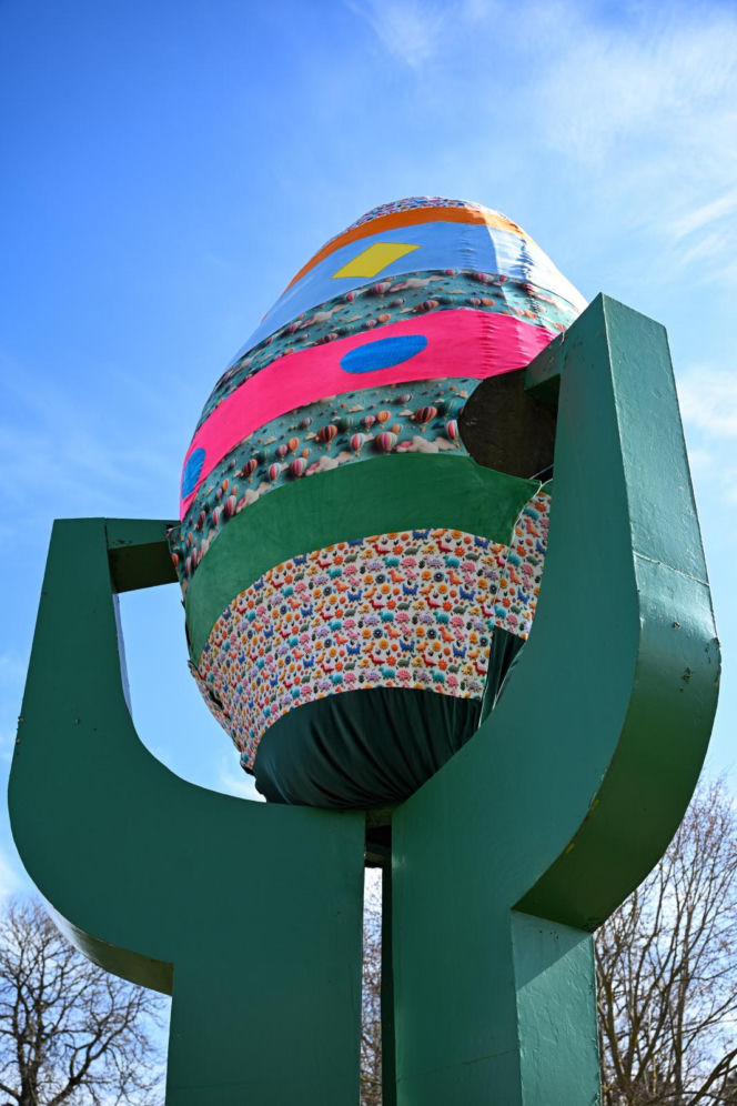 Pomnik Ziemniaka w wielkanocnej odsłonie