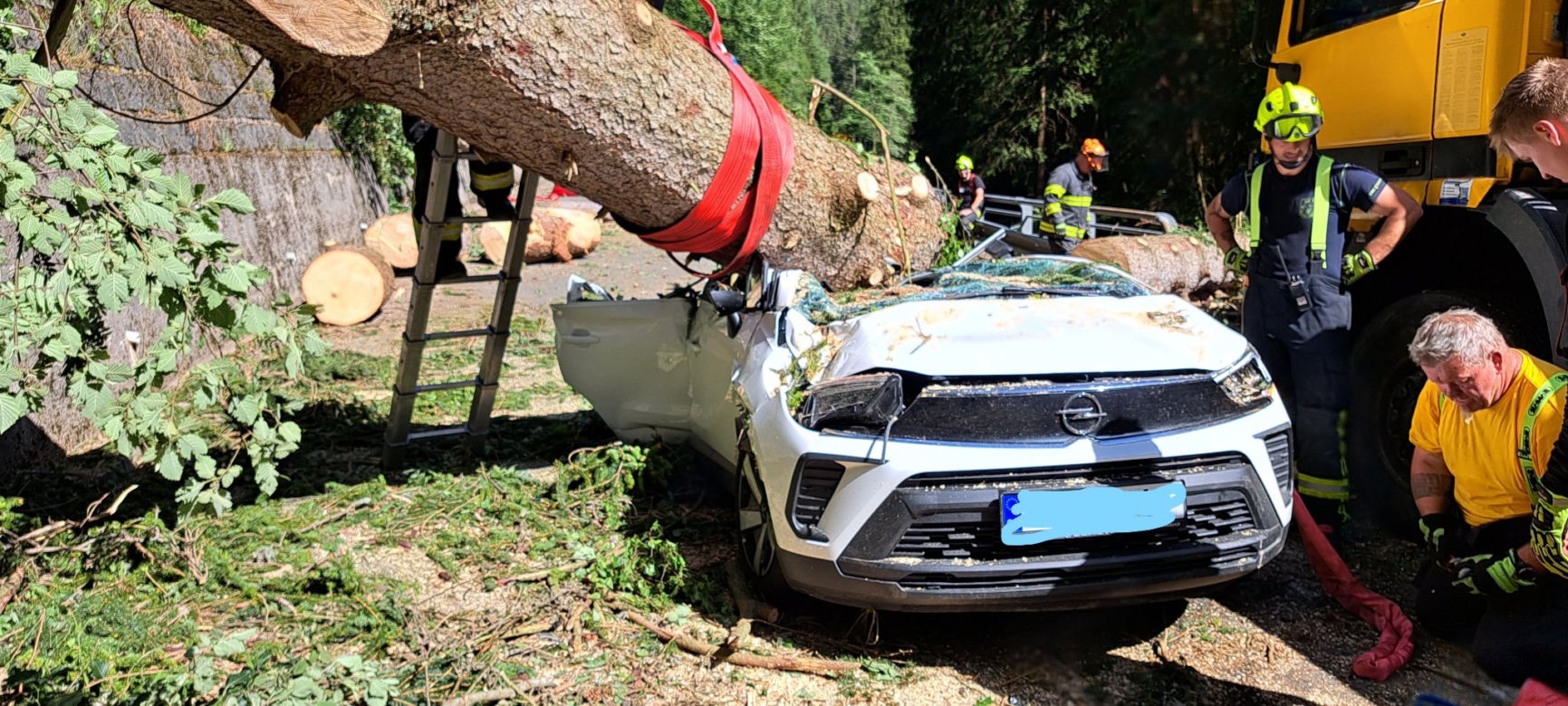 Świerk spadł na opla w Karkonoszach. W śmiertelnym wypadku zginął 15-latek i dwie kobiety