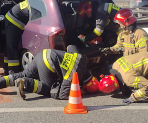 Auto zawisło na barierkach. Groźny wypadek na trasie Siekierkowskiej
