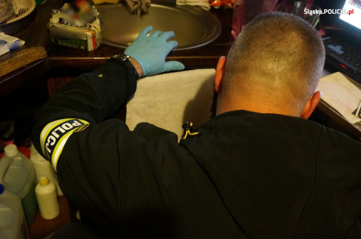 Śląska policja rozbiła gang sutenerów! Zarabiali na cudzej prostytucji [ZDJĘCIA]