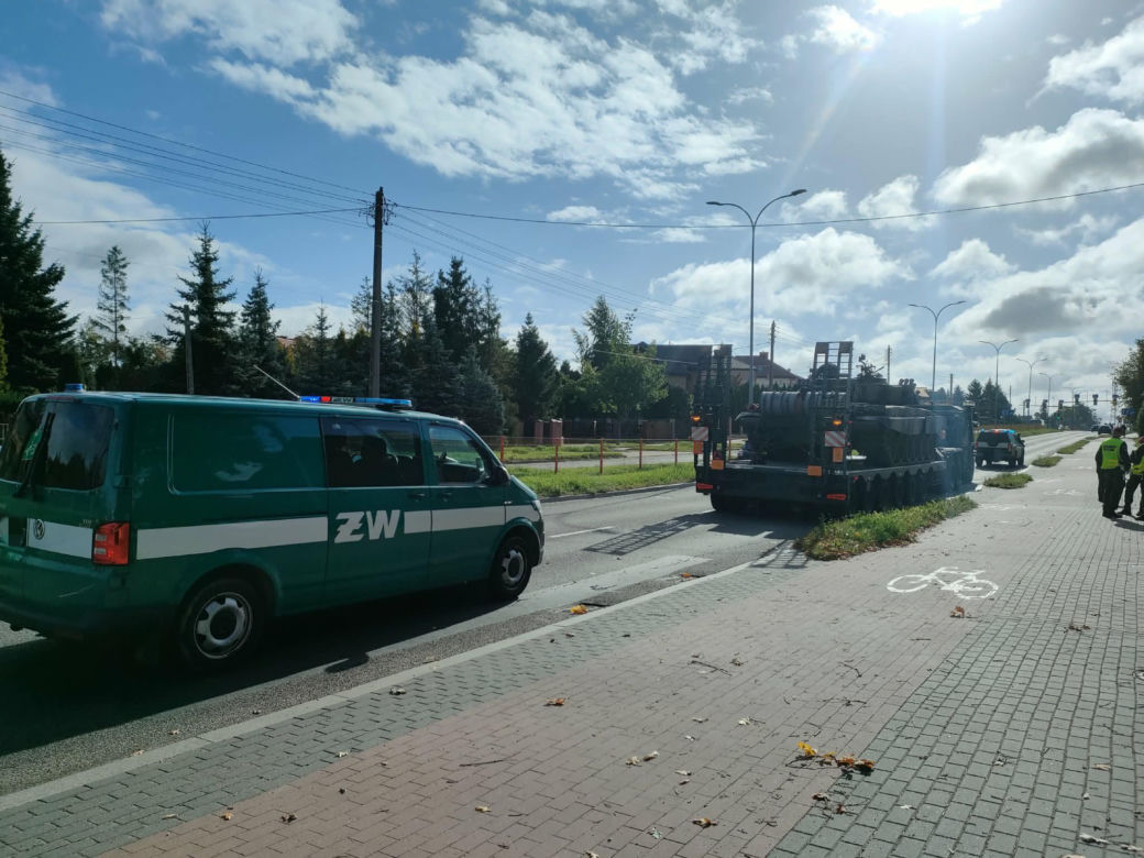 Czołg uszkodził znaki drogowe na Szosie Zambrowskiej w Łomży