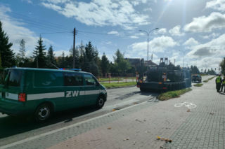 Lufa czołgu zmiotła znaki przy rondzie. Żandarmeria wyjaśnia przyczynę awarii