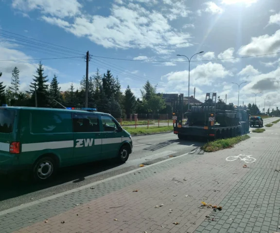 Lufa czołgu zmiotła znaki przy rondzie. Co na to żandarmeria?