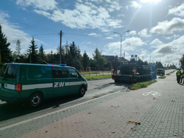 Lufa czołgu zmiotła znaki przy rondzie. Żandarmeria wyjaśnia przyczynę awarii
