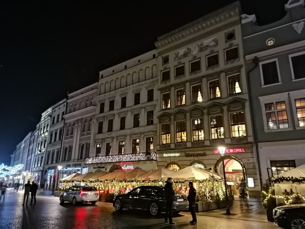 Krakowski Rynek pełen policji i służb