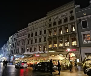 Krakowski Rynek pełen policji i służb