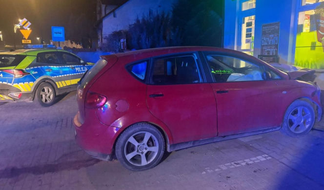 18-latek wjechał autem w sklep! Wiózł o jedną osobę za dużo 