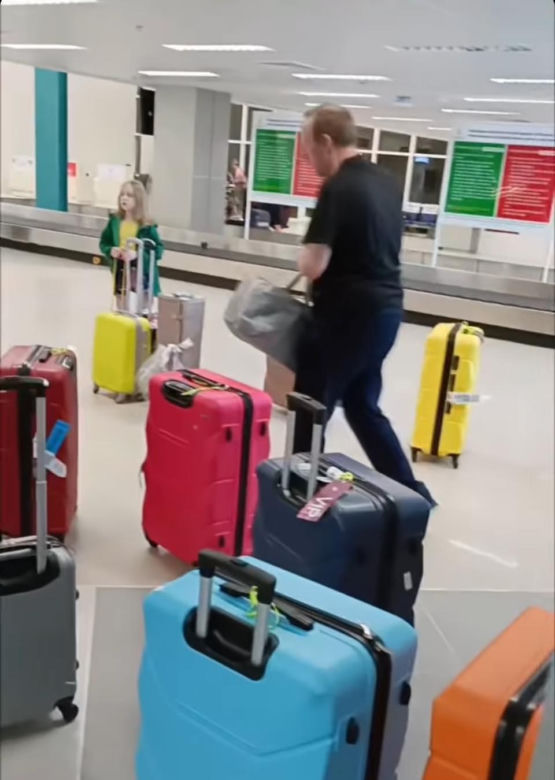 Rodzina pięcioraczków już w Tajlandii. Pokazali dom z basenem