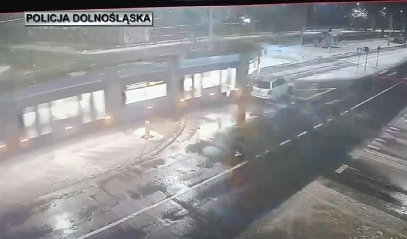 Wrocław. Pościg zakończy zderzeniem z tramwajem. 34-latek z bagażnika nie żyje [ZDJĘCIA].