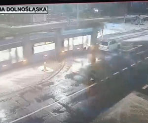 Wrocław. Pościg zakończy zderzeniem z tramwajem. 34-latek z bagażnika nie żyje [ZDJĘCIA].