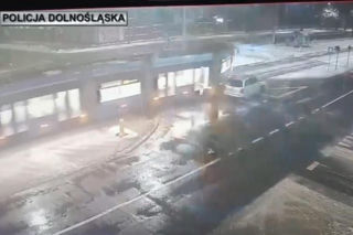 Wrocław. Pościg zakończy zderzeniem z tramwajem. 34-latek z bagażnika nie żyje [ZDJĘCIA].