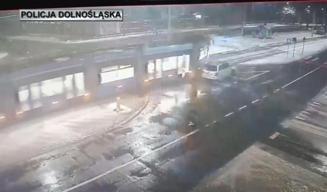 Wrocław. Pościg zakończy zderzeniem z tramwajem. 34-latek z bagażnika nie żyje [ZDJĘCIA].