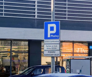 Parkomaty w parku handlowym przy ul. Mieszka I