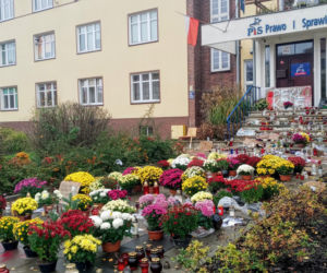 Chryzantemy i znicze pod siedzibą PiS w Szczecinie