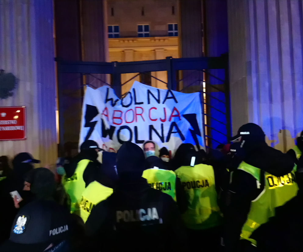 Protest kobiet 23.11.2020. Kobiety przykuły się do bramy przed MEN