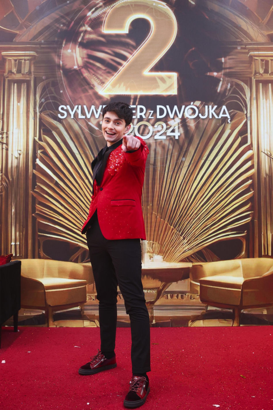 Tak wyglądały gwiazdy prowadzące "Sylwestra z Dwójką"! Krystyna Sokołowska odsłoniła nogi do nieba, a Michalina Sosna założyła "nagą" suknię