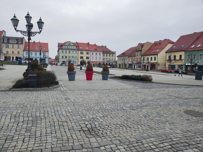 To miasto ma jeden z najstarszych rynków na Śląsku. Zachwyca zabytkowymi kamienicami i ratuszem