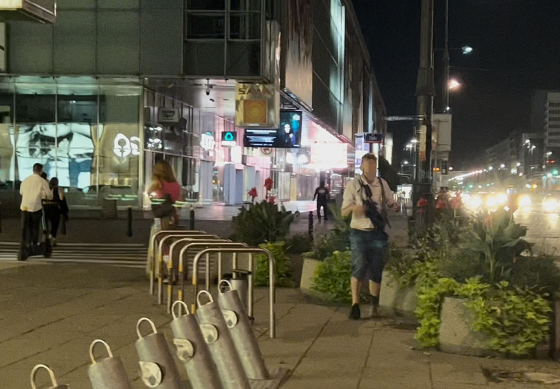 Biegał nago, groził śmiercią i zaatakował przechodniów. Dantejskie sceny pod Pałacem Kultury 
