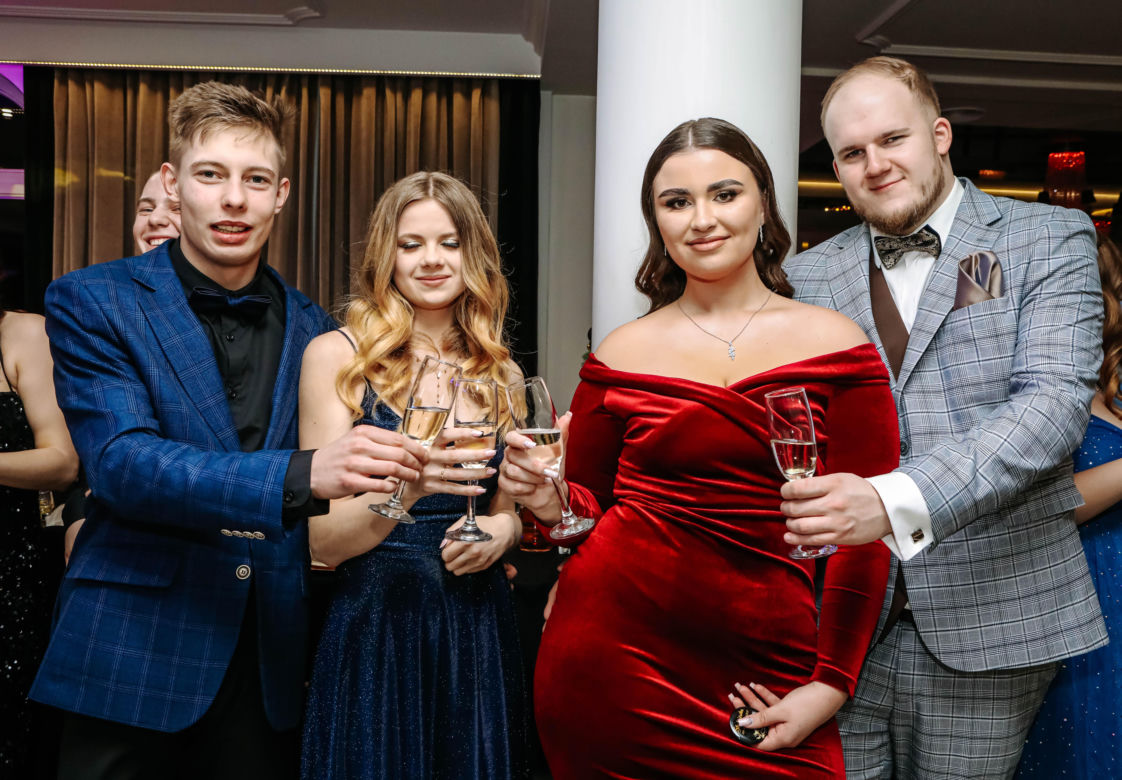 Wyjątkowa studniówka maturzystów z ZSP Ornontowice. Były eleganckie kreacje, tańce i dobra zabawa