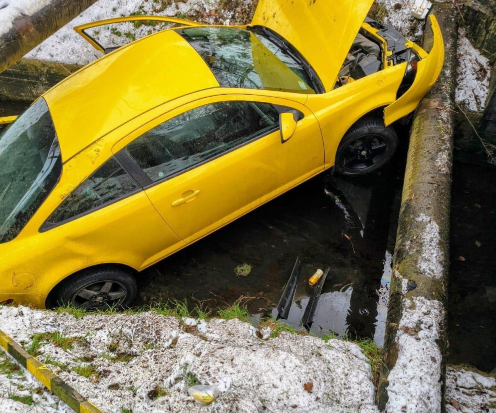 Samochód wpadł do zbiornika w Gliwicach. Policjanci ustalają, jak do tego doszło