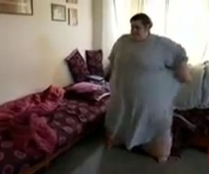 Ta kobieta waży ponad 300 kg! Szoruje fałdy tłuszczu na nogach szczotką do mycia pleców! [ZDJĘCIA]