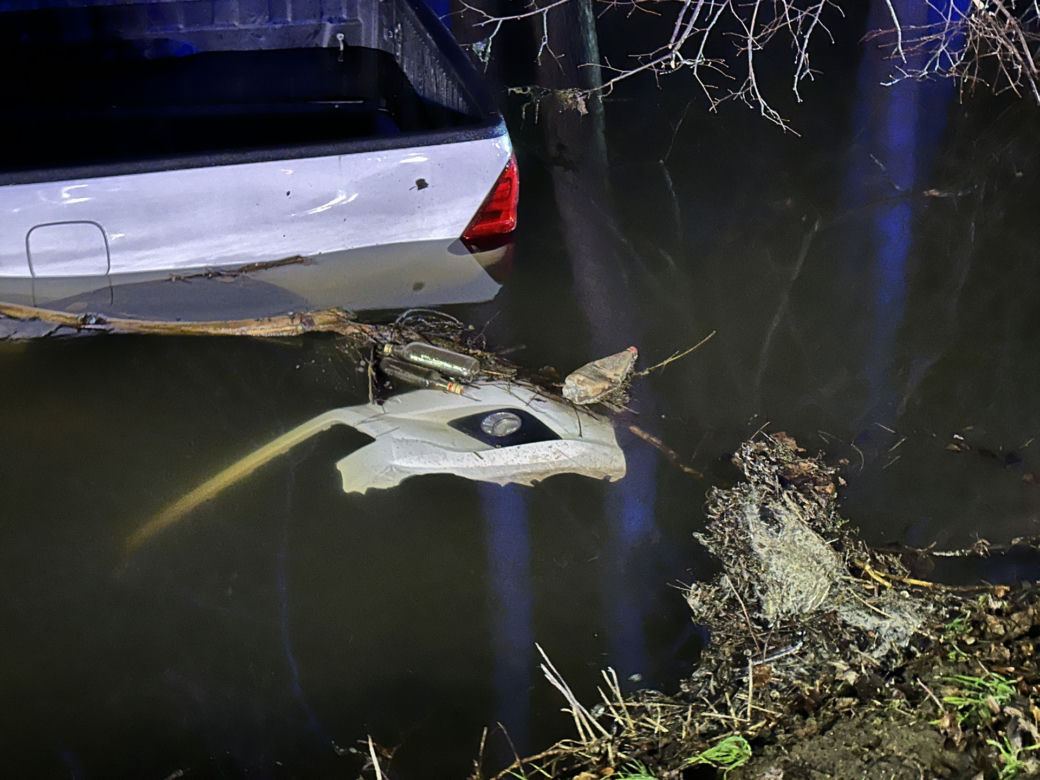 Zjechał z drogi wprost do rzeki. Jego auto postanowiło popływać w cieku wodnym