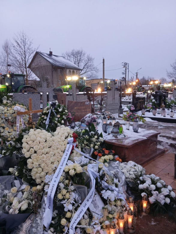 Grób 18-letniego Adama utonął w kwiatach