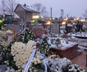 Grób 18-letniego Adama utonął w kwiatach