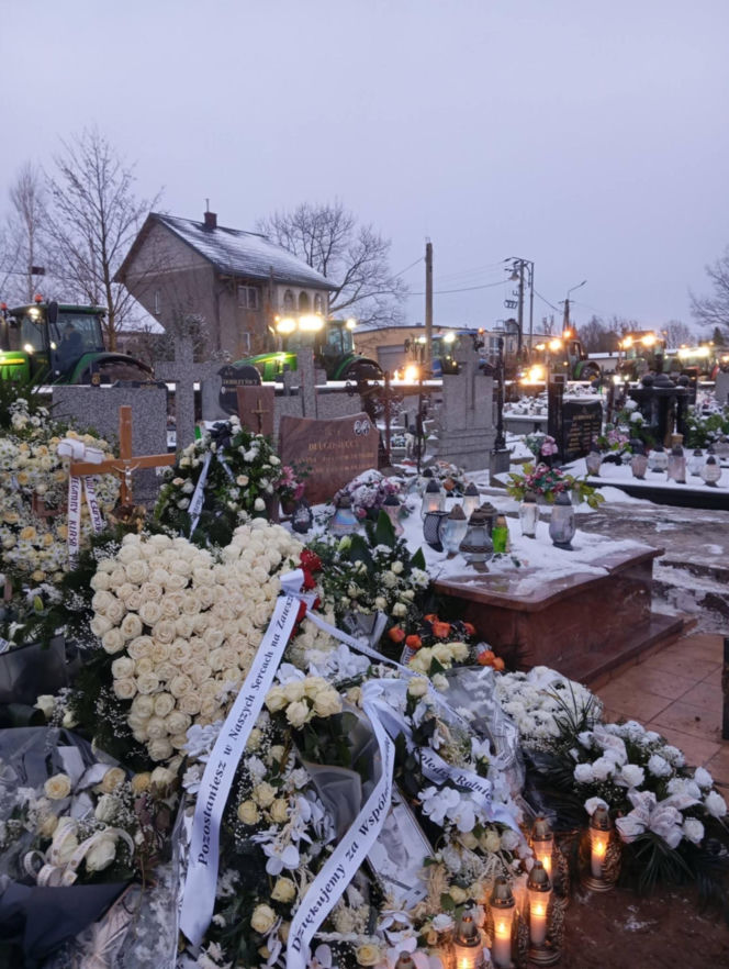 Grób 18-letniego Adama utonął w kwiatach