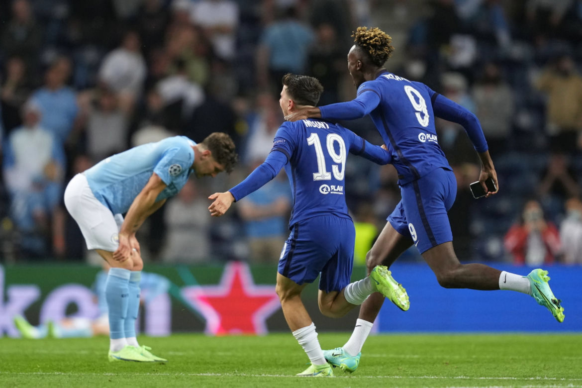 Piłkarze i kibice Chelsea Londyn świętują wygranie Ligi Mistrzów po zwycięstwie w finale 1:0 z Manchesterem City 