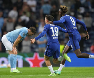 Piłkarze i kibice Chelsea Londyn świętują wygranie Ligi Mistrzów po zwycięstwie w finale 1:0 z Manchesterem City 