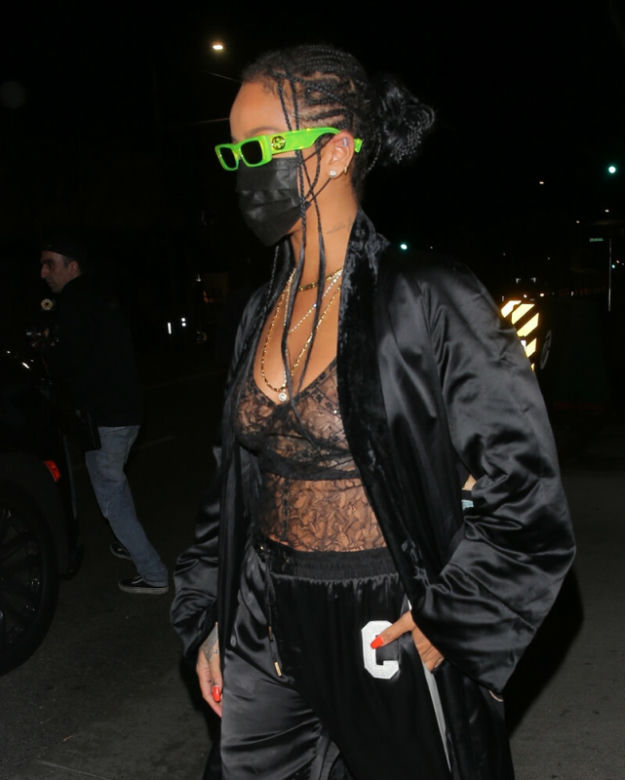 Rihanna pokazała piersi na ulicy!