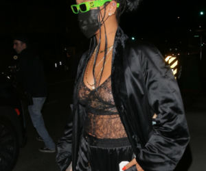 Rihanna pokazała piersi na ulicy!